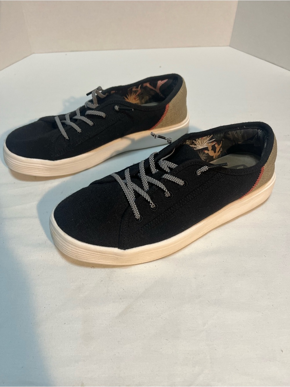 Hey Dude women’s black Canvas Sneakers with White Sole - Picture 2 of 6